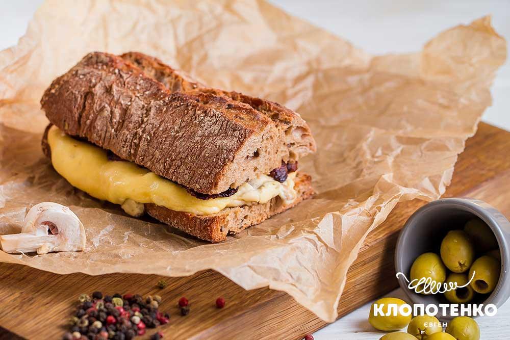 Sandwich with bacon and mushrooms