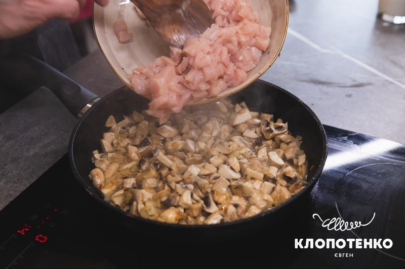 На пательню до грибів додаються курячі стріпси