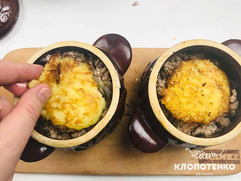 Слоями выложите деруны и обжаренный мясной фарш