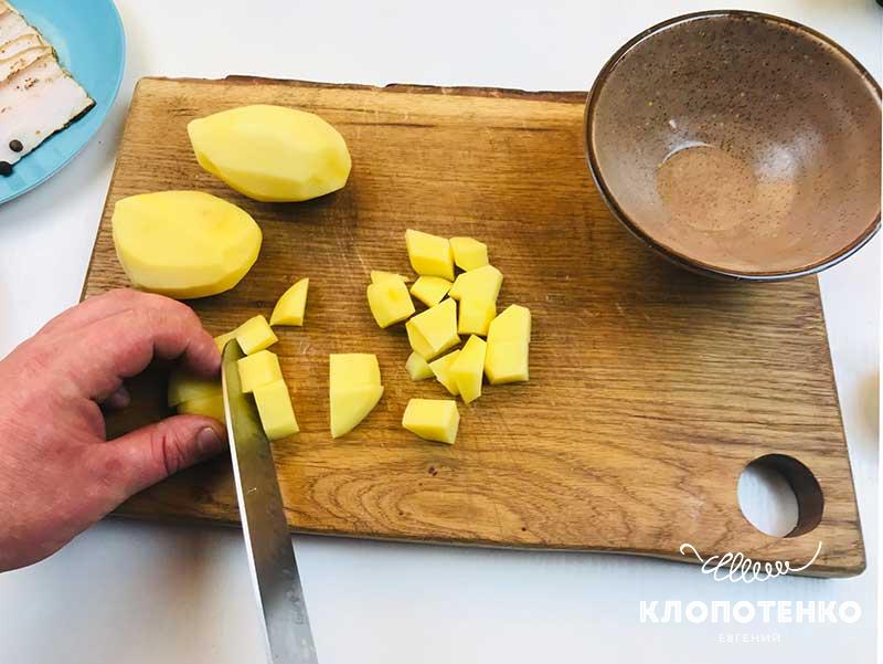 Картофель почистите и порежьте небольшими кубиками