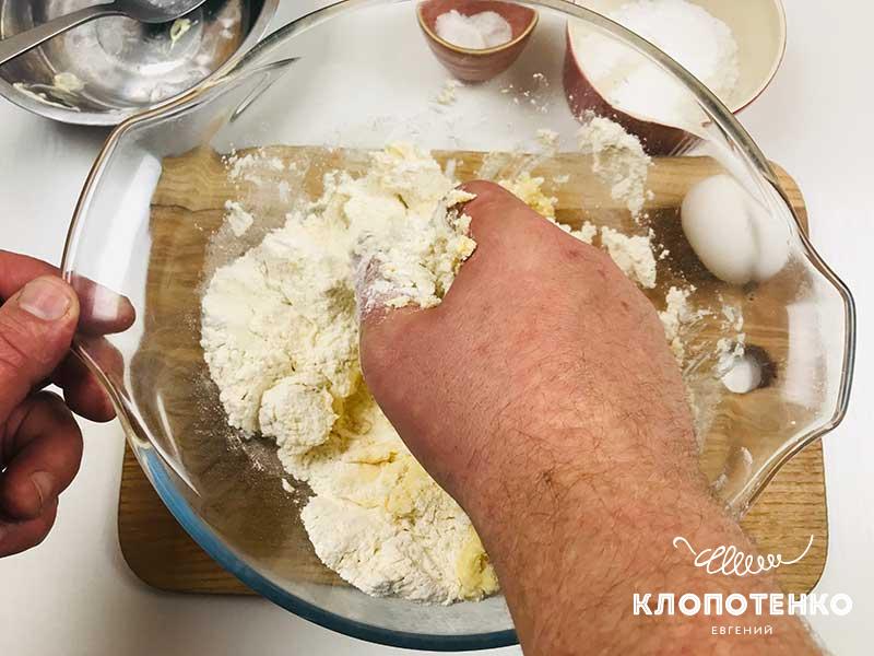 Смешайте муку, пудру и масло