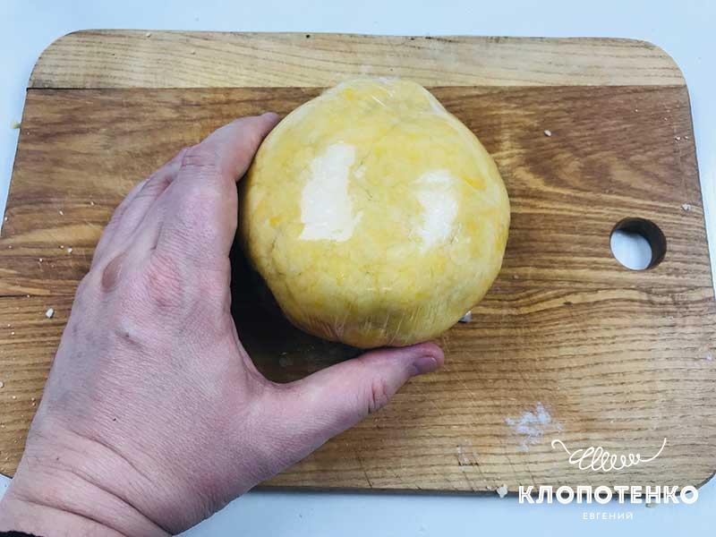 Из теста сформируйте шар