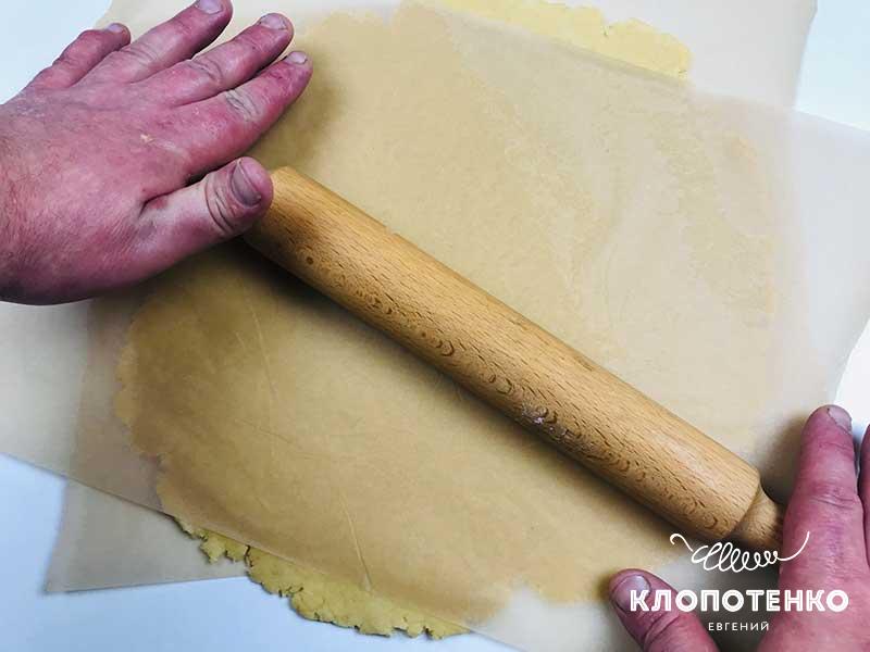 Раскатайте тесто скалкой между двумя листами пергамента