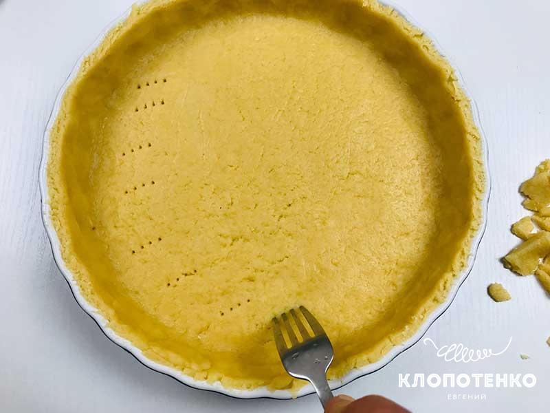 Сделайте в тесте проколы вилкой