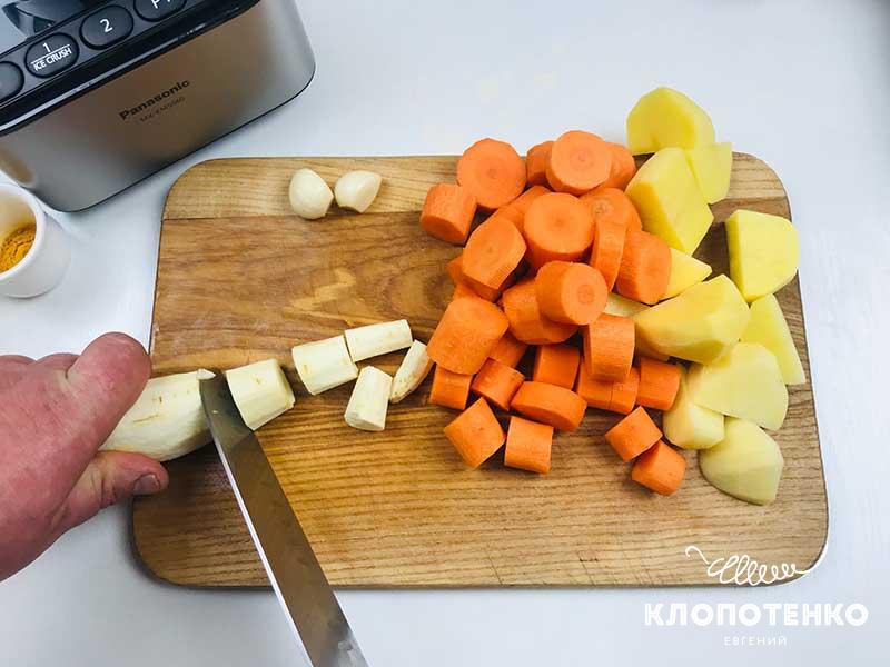 Крупно нарежьте овощи