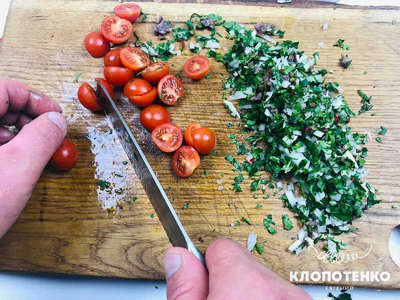 Порежьте томаты черри