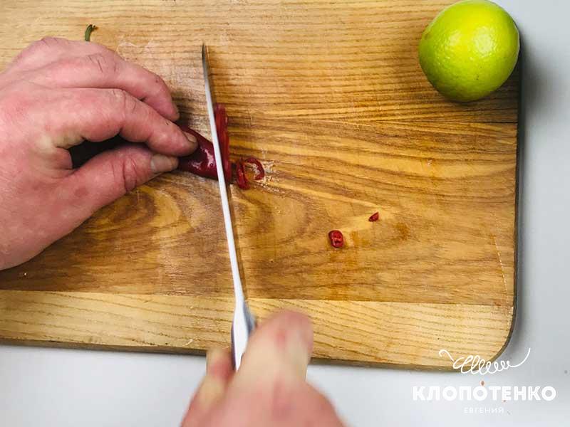 Нарежьте чили