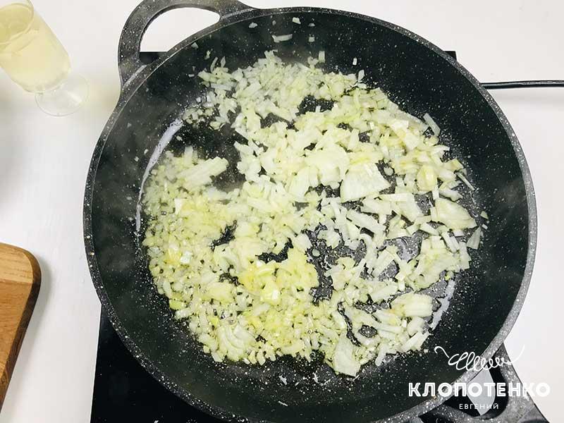 Обжарьте лук и чеснок