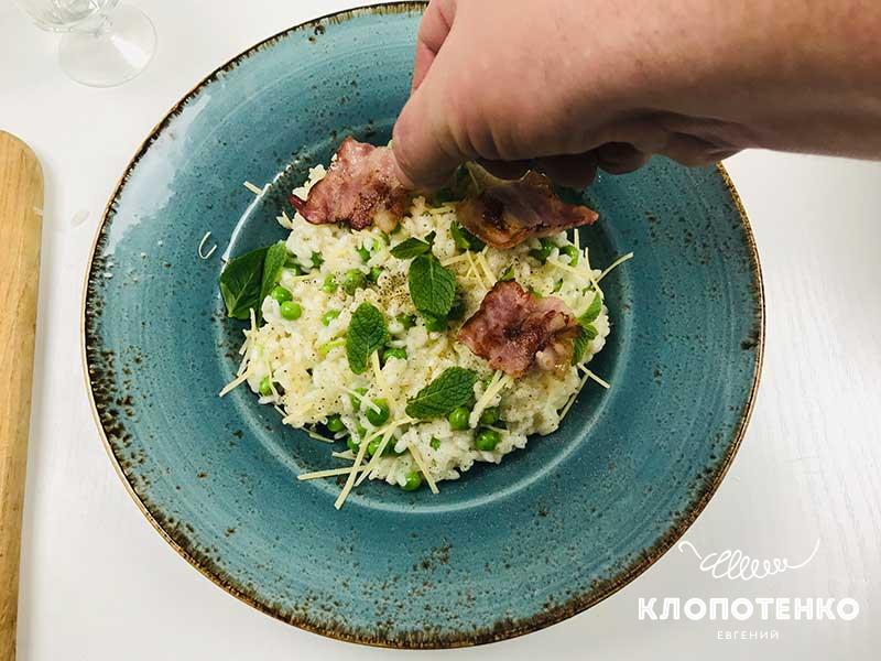 Выложите кусочки бекона