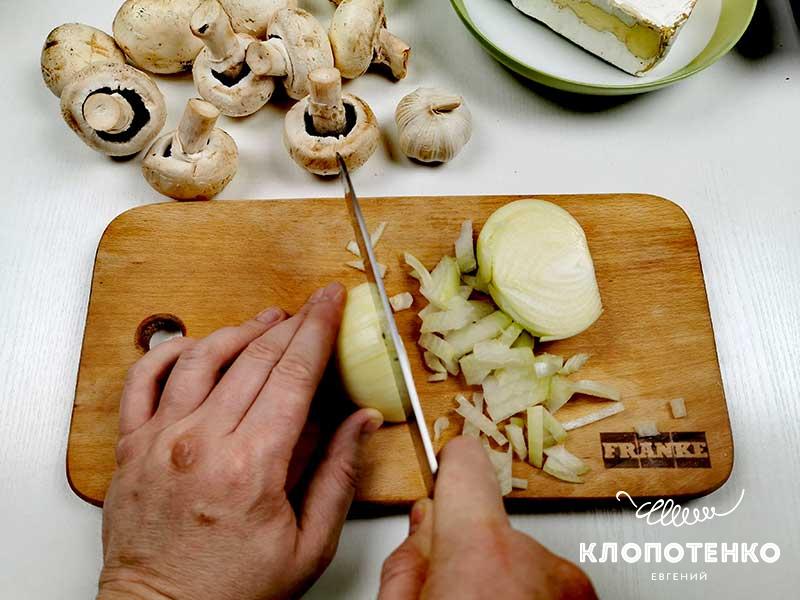 Порежьте лук и чеснок
