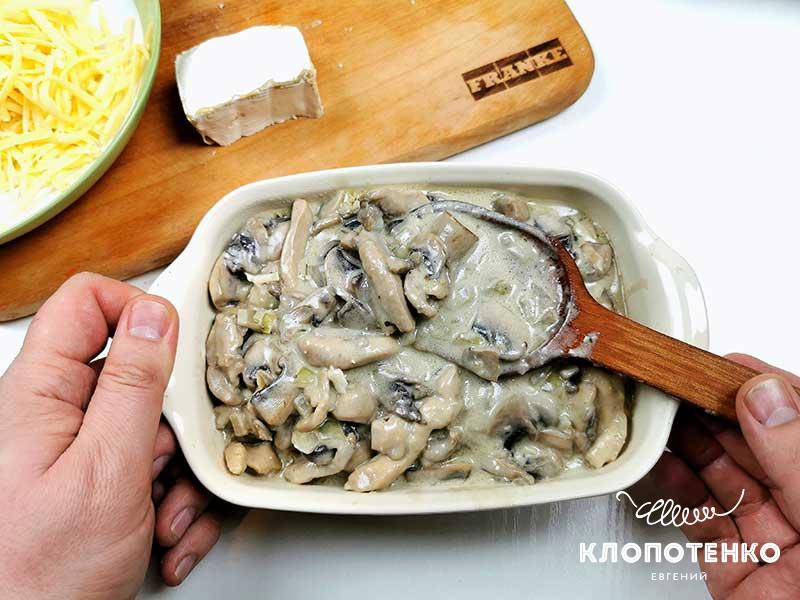 Переложите смесь в форму