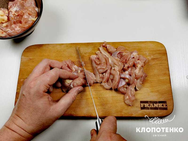 Нарежьте полосками филе