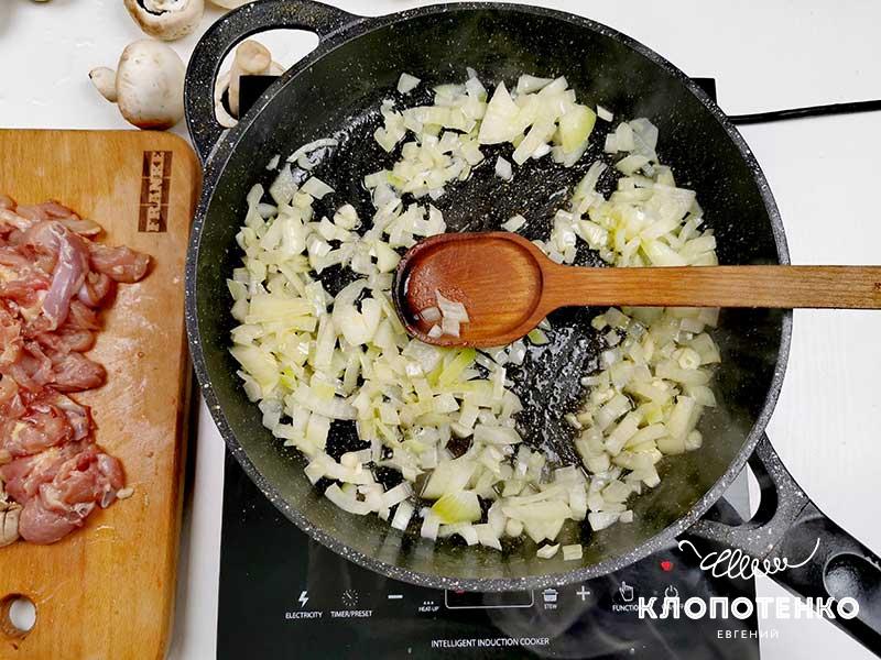 Обжарьте чеснок и лук