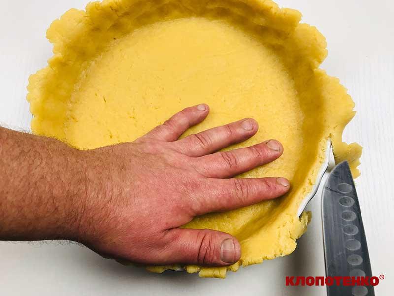 Викладання тіста у форму