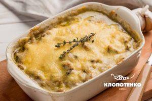 Casserole with chicken, mushrooms and cheese