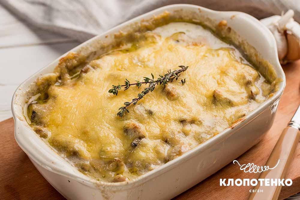 Casserole with chicken, mushrooms and cheese