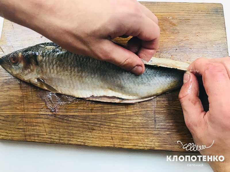Снимаем кожу с селедки. Бутерброды с селедкой и арахисовой пастой