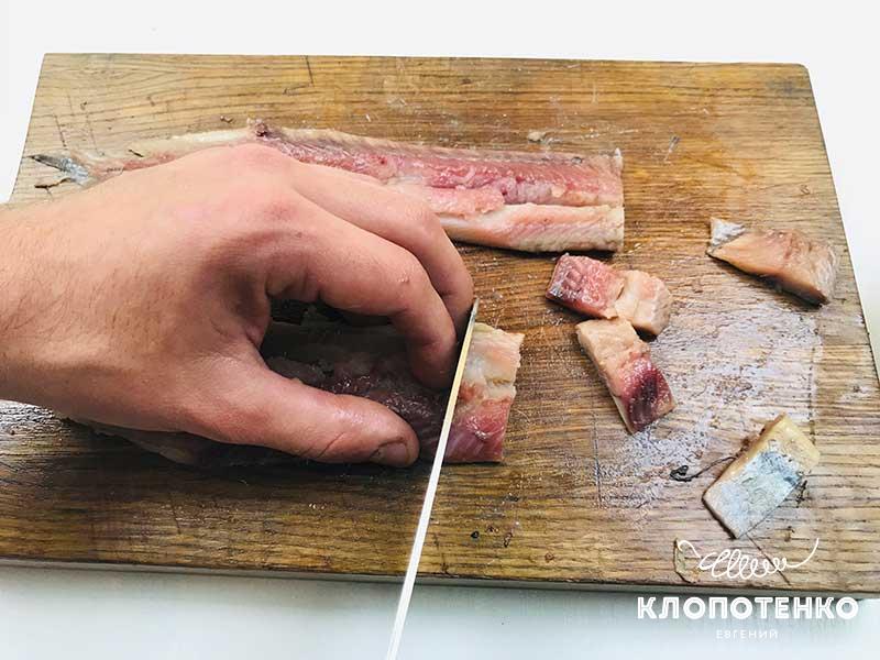 РАзрезаем филе сельди на бутерброды