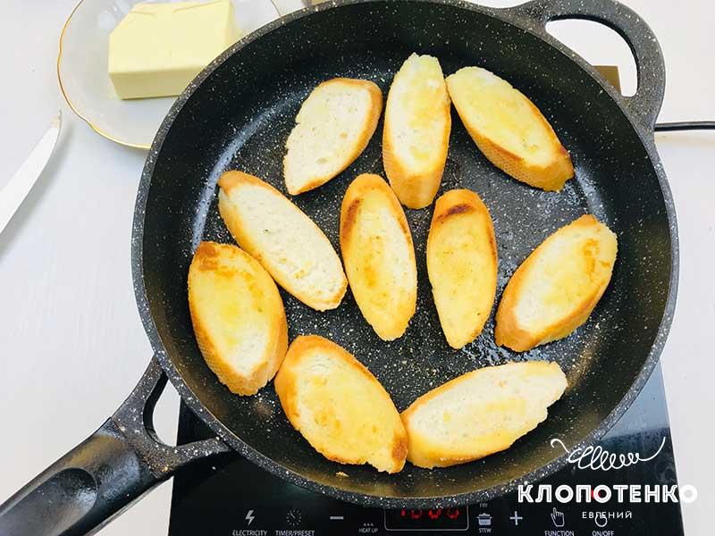 обжариваем багет. Бутерброды с селедкой
