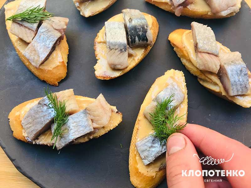 Собираем бутерброды с селедкой и арахисовой пастой
