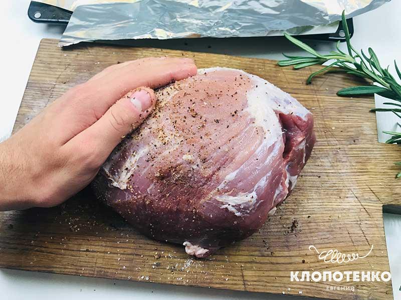 Посолите и поперчите свинину