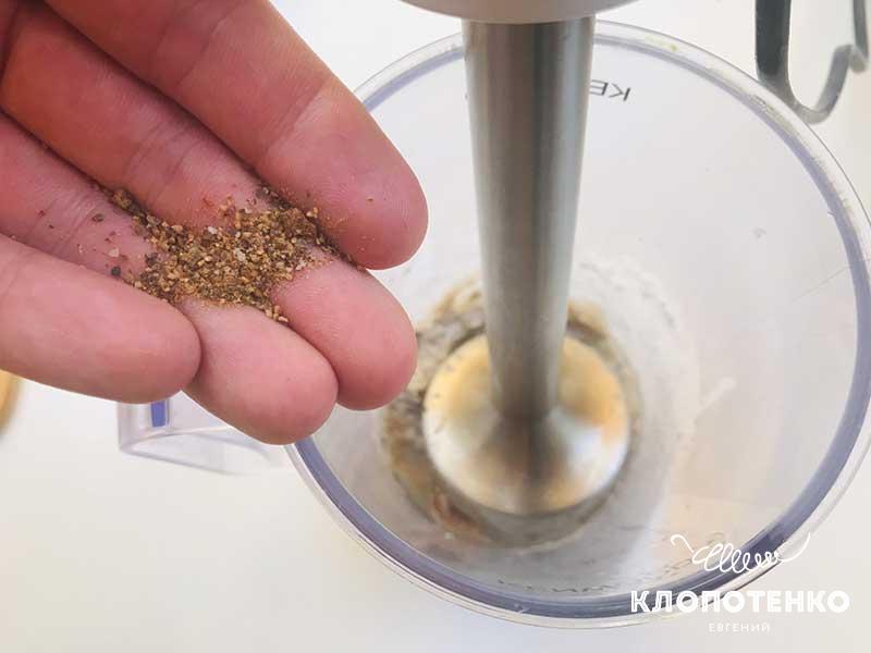 Перебейте кильку до состояния пасты