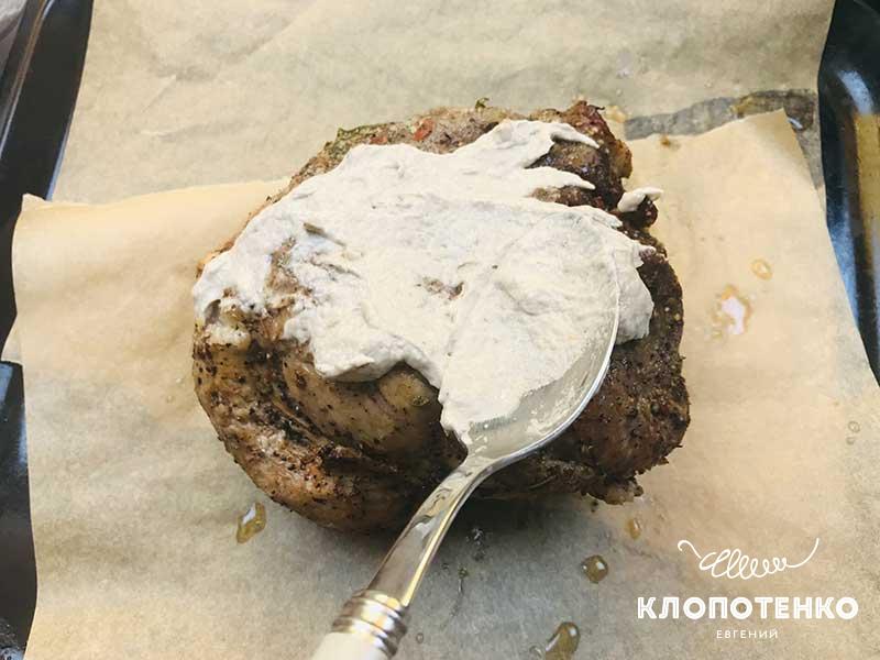 Смажьте готовую буженину пастой