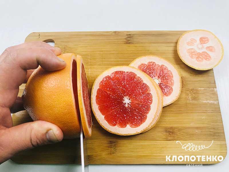 Нарежьте грейпфрут кружочками