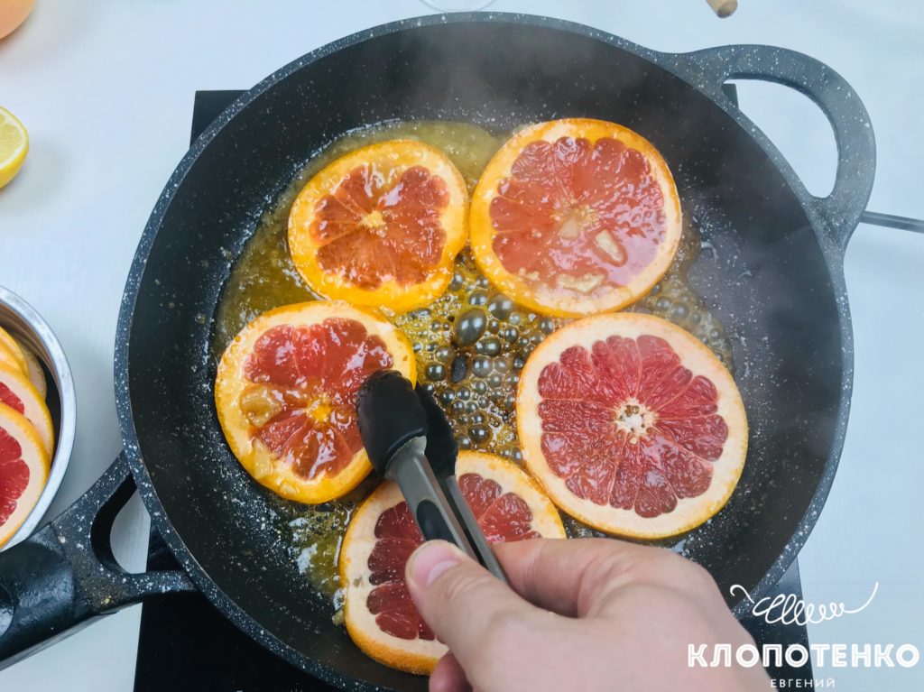 Выложите на сковородку кружочки грейпфрута