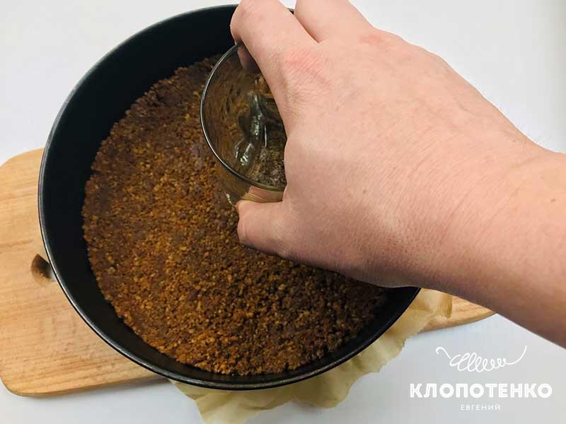 Выложите пластичную массу в форму