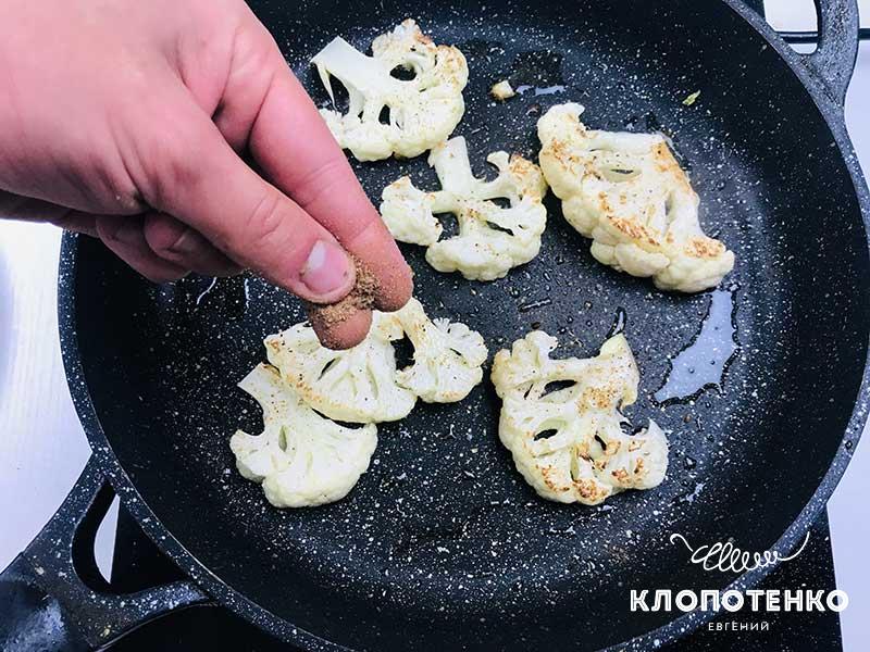 Обжарьте капусту до золотистой корочки