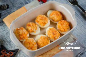Яйця, фаршировані сиром брі