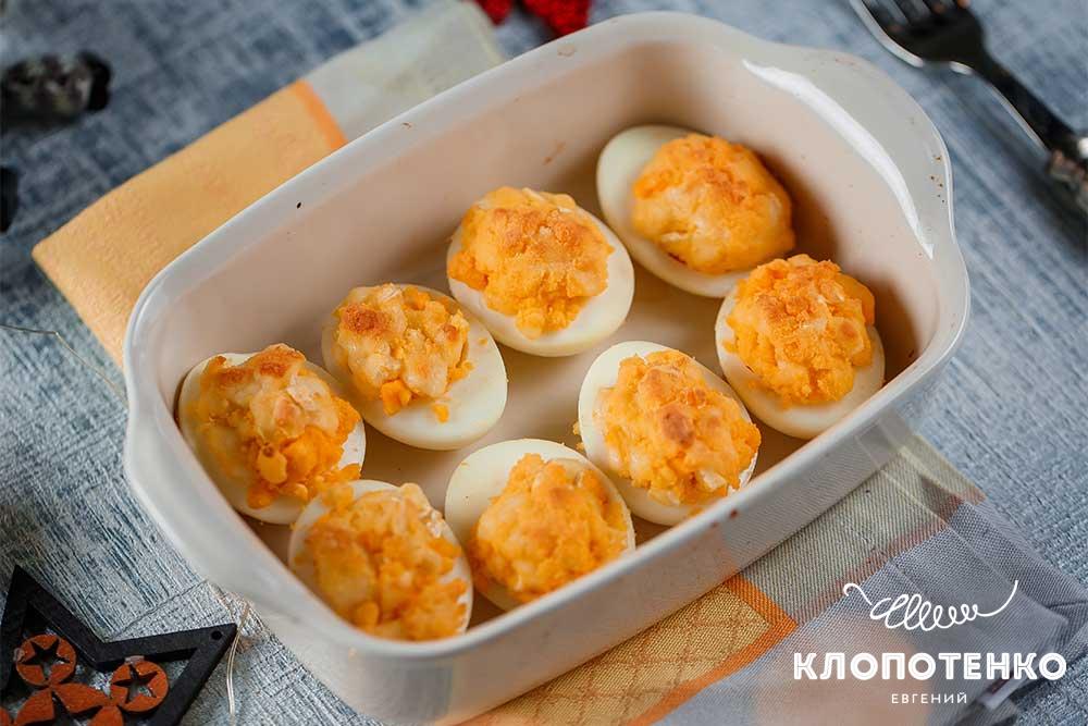 Яйця, фаршировані сиром брі