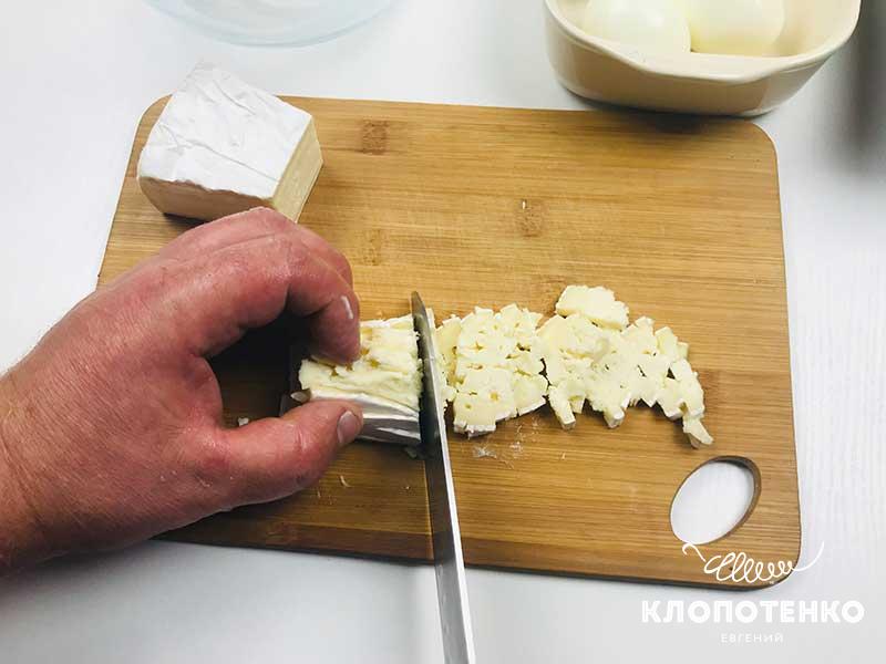 Нарежьте сыр бри