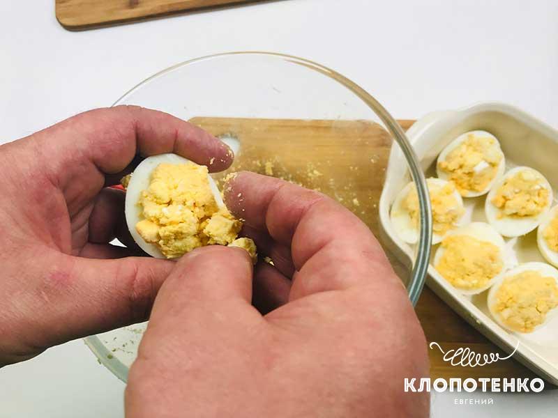 Наполните белок начинкой и запекайте в духовке