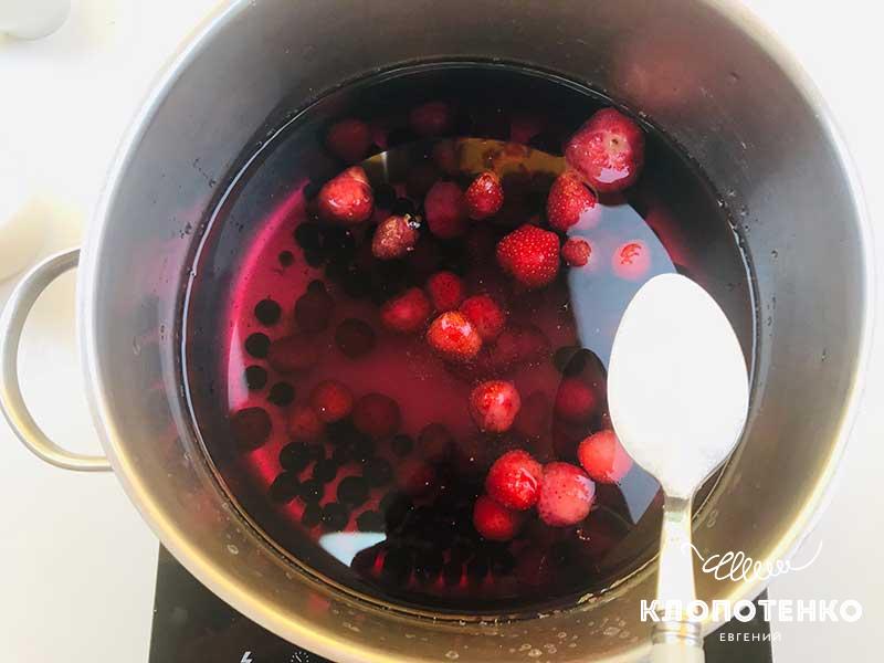 Доведите ягоды с сахаром и водой до кипения