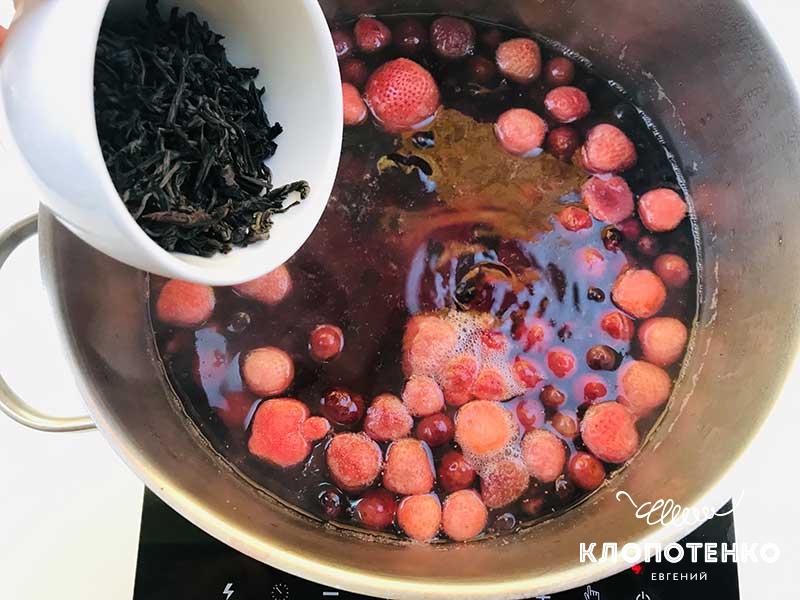 Добавьте чай и оставьте настояться