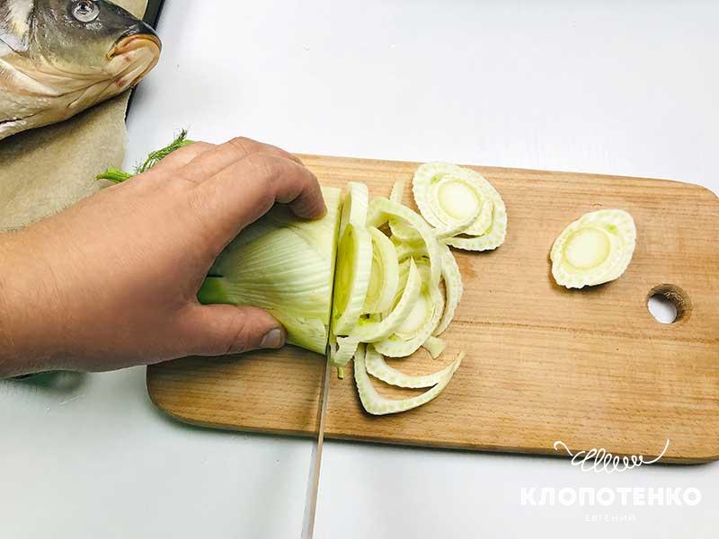 Нарежьте фенхель
