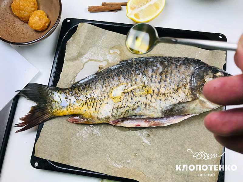 Полейте рыбу растительным маслом