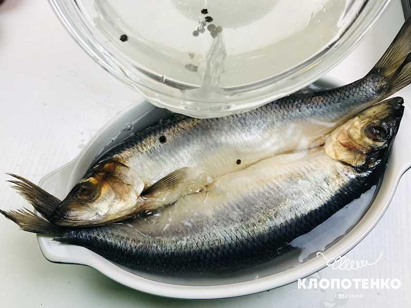 Залейте сельдь маринадом
