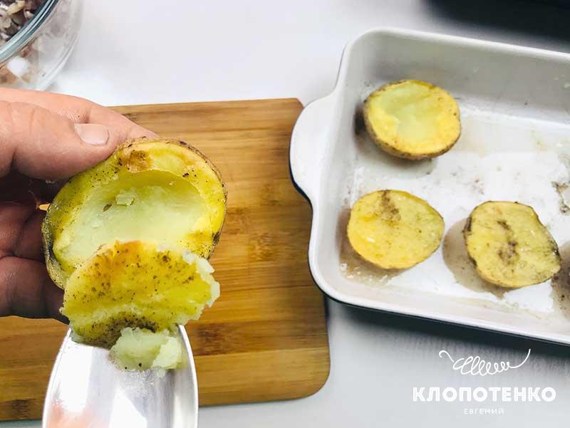 Достаньте из картофеля мякоть