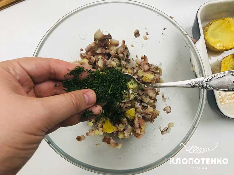 Смешайте сельдь, картошку и укроп