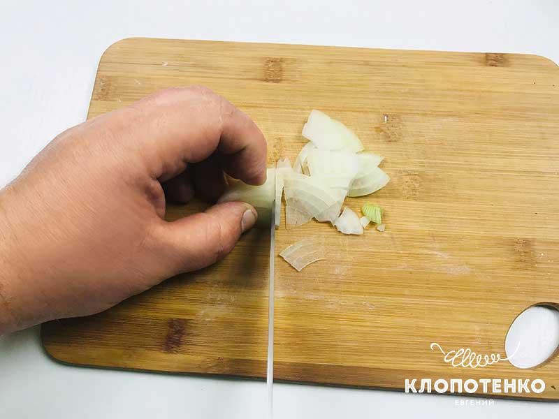 Нарежьте лук и чеснок