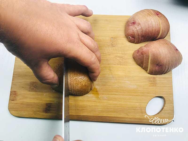 Нарежьте картофель на тонкие дольки