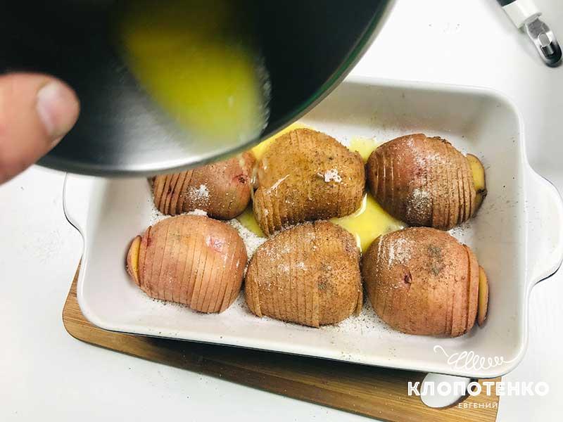 Полейте картофель топленым маслом