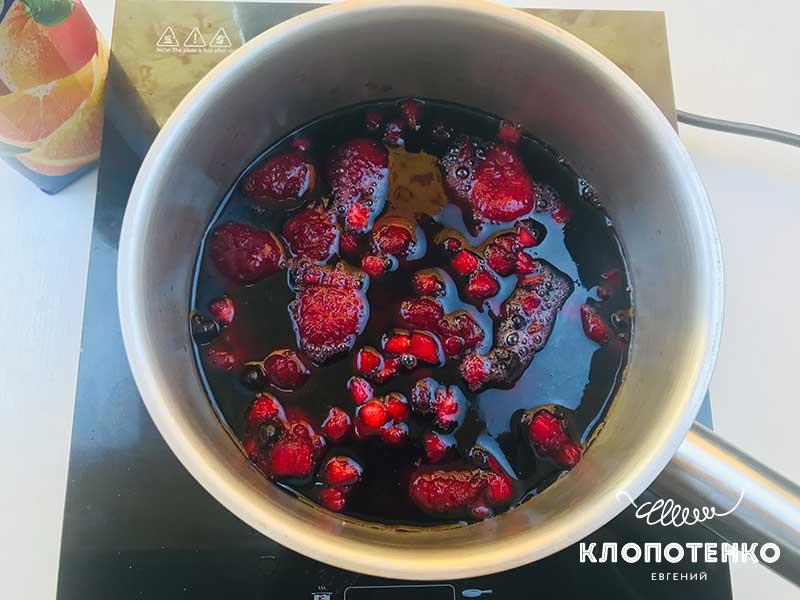 Ягоды залейте сухим красным вином