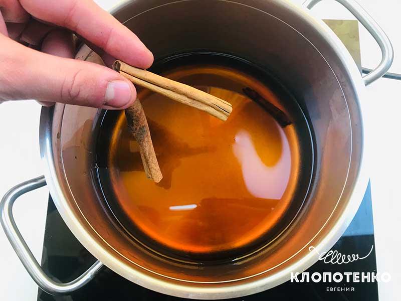 Коньяк перелейте в сотейник и добавьте корицу