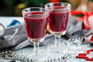 Коктейль з червоного вина з ягодами