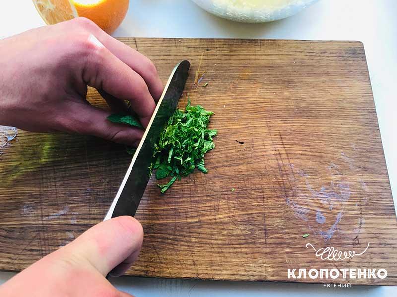 Листья мяты мелко порубите ножом