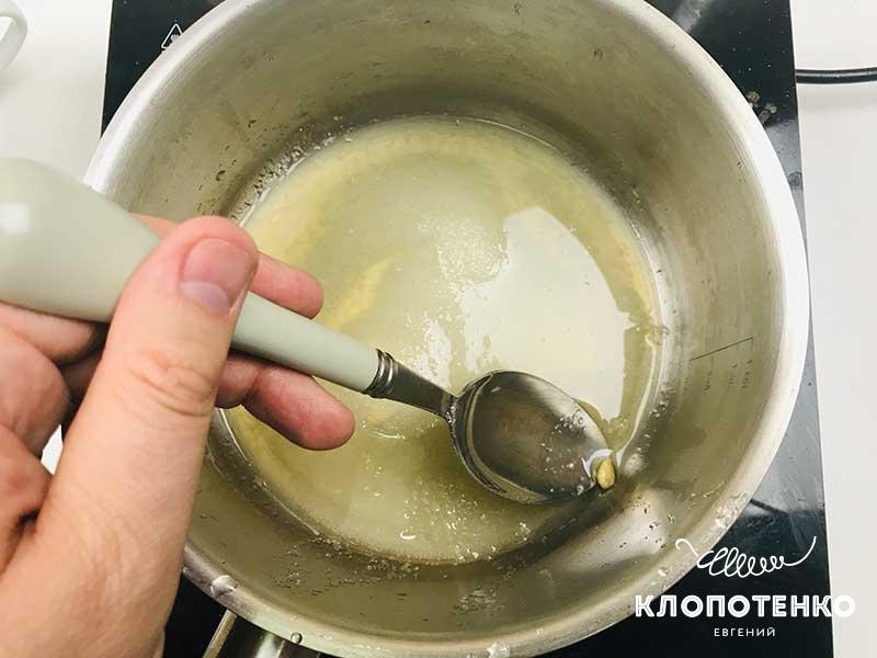 Если в сотейник попали косточки. вытащите их